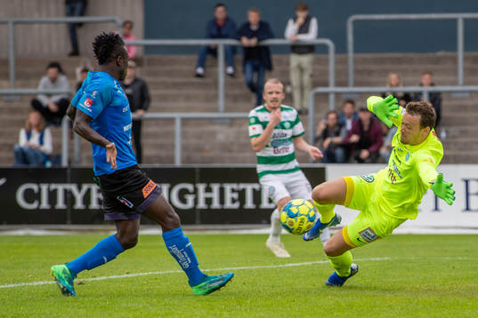 Halmstads Thomas Boakye mot Västerås målvakt Anton