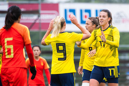 Sveriges Emma Westin jublar med lagkamrater