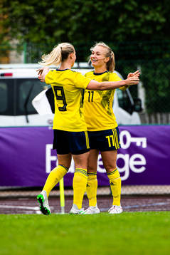 Sveriges Rebecka Blomqvist och Tove Almqvist jublar