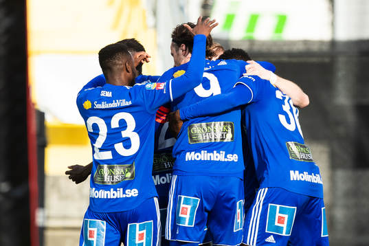 Sundsvalls Tobias Eriksson jublar med lagkamrater