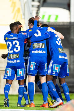 Sundsvalls Tobias Eriksson jublar med lagkamrater