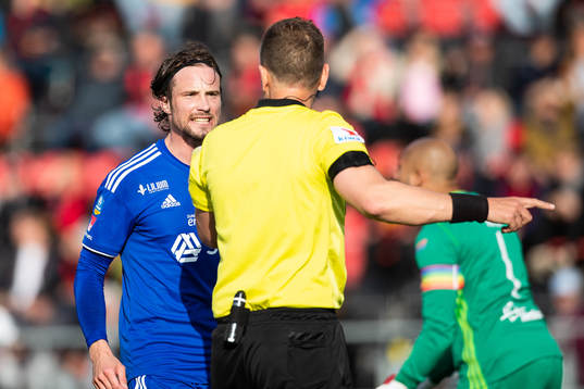 Sundsvalls Linus Hallenius reagerar mot domaren