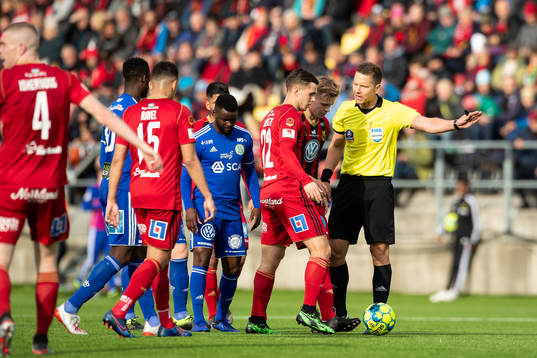 huvuddomare Martin Strömbergsson i samtal med Östersunds
