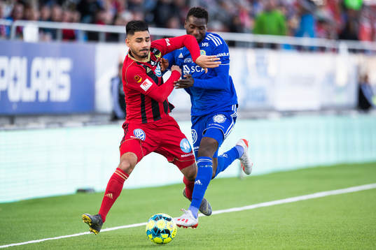 Östersunds Hosam Aiesh och Sundsvalls Peter Wilson i kamp