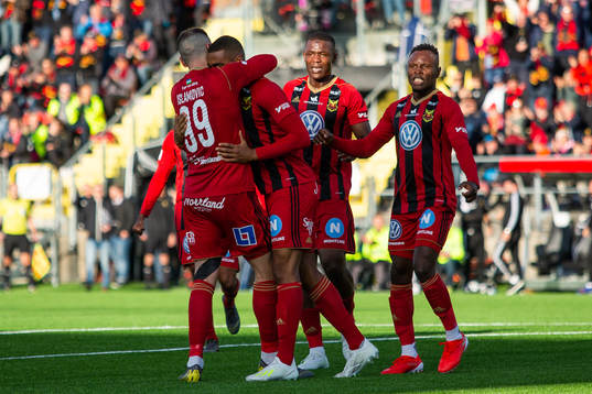 Östersunds Dino Islamovic jublar med målskytten till 1-1