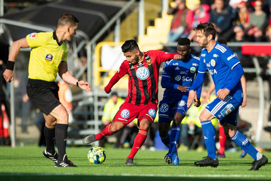 Östersunds Hosam Aiesh skjuter