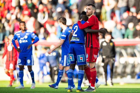 Sundsvalls Pa Konate och Östersunds Dino Islamovic kramas
