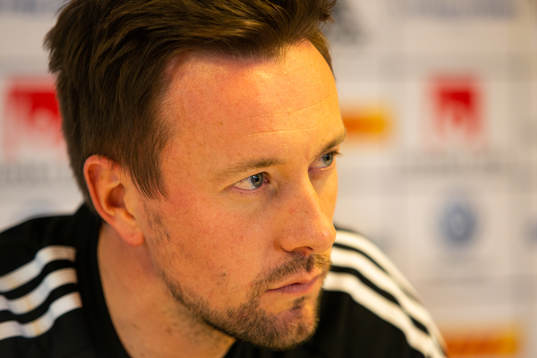 Östersunds tränare Ian Burchnall på presskonferansen