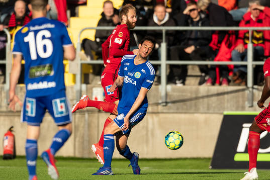 Östersunds Curtis Edwards  i kampm med Sundsvalls Juan