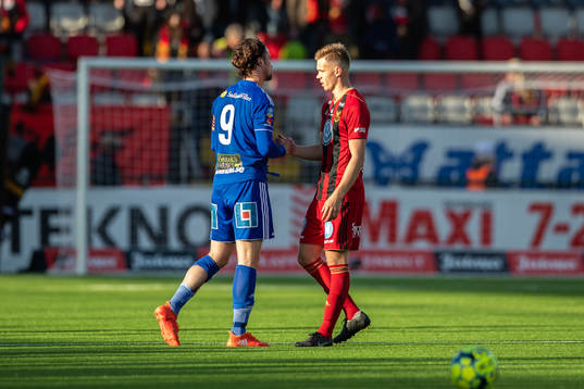 Sundsvalls Linus Hallenius tackar Östersunds Eirik Haugann