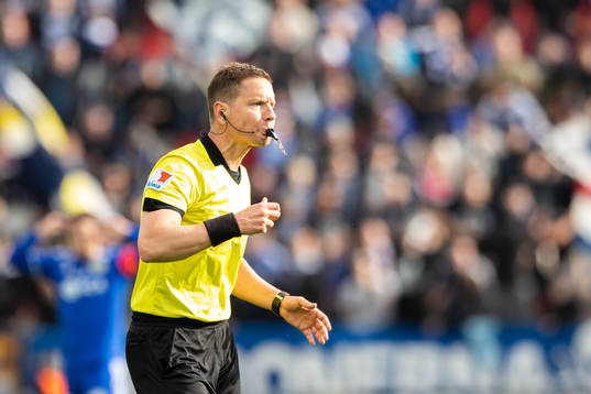 huvuddomare Martin Strömbergsson blåser i pipan