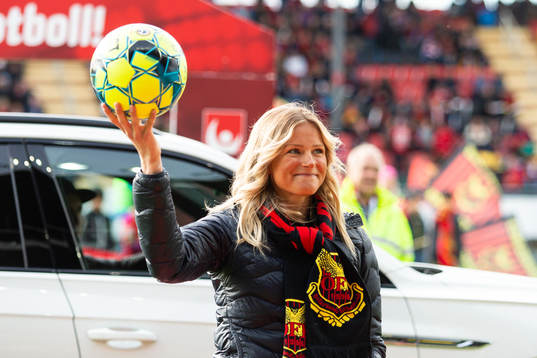 Skidstjärnan Frida Karlsson överlämnar matchbollen