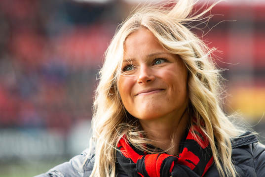 Skidstjärnan Frida Karlsson överlämnar matchbollen