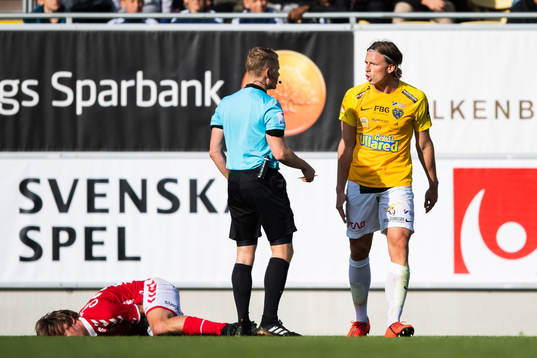 Domare Fredrik Klitte varnar Falkenbergs Carl Johansson