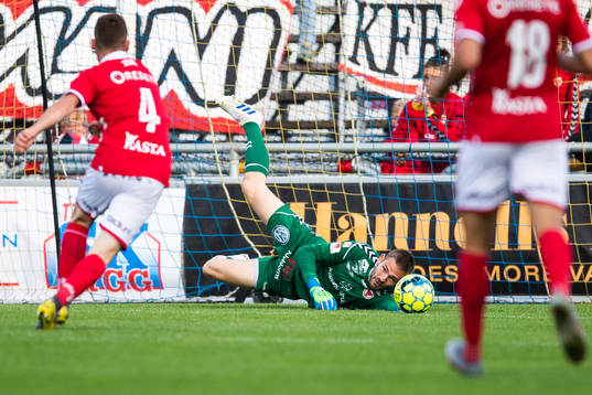 Kalmars Viktor Noring med en räddning