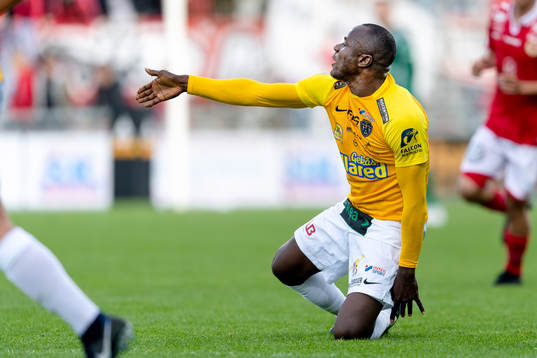 Falkenbergs Nsima Peter reagerar