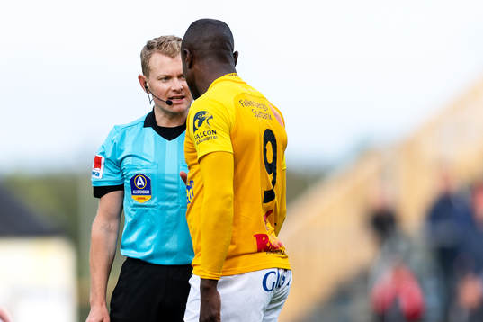 Domare Fredrik Klitte och Falkenbergs Nsima Peter