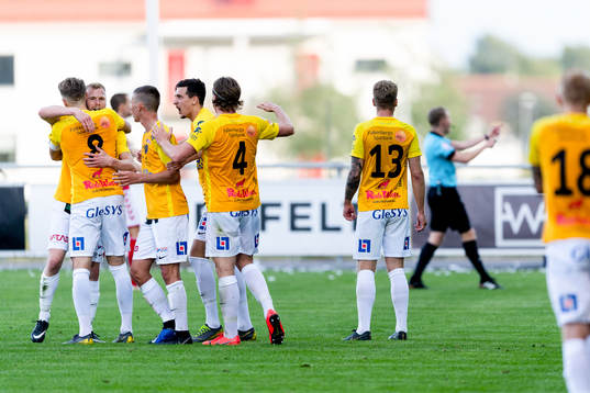 Falkenbergs spelare jublar