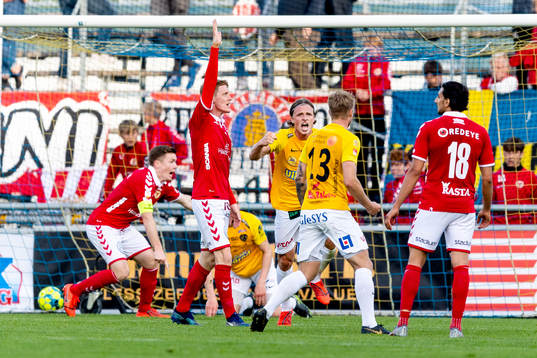 Falkenbergs spelare jublar
