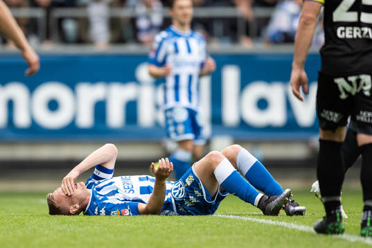 IFK Göteborgs Sebastian Ohlsson ligger ner