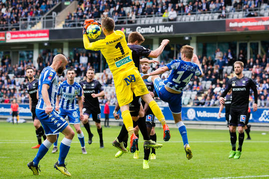 Örebros målvakt Oscar Jansson tar ned ett inlägg