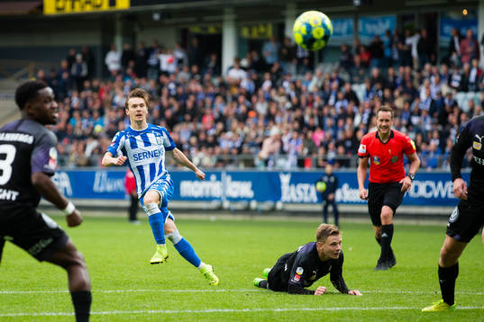 IFK Göteborgs Patrik Karlsson Lagemyr med ett skott