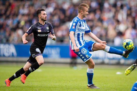 IFK Göteborgs Benjamin Nygren före Örebros Simon Amin