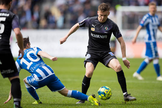 Örebros Jake Larsson mot IFK Göteborgs Patrik Karlsson