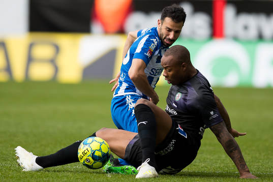 Örebros Carlos Strandberg mot IFK Göteborgs André Calisir