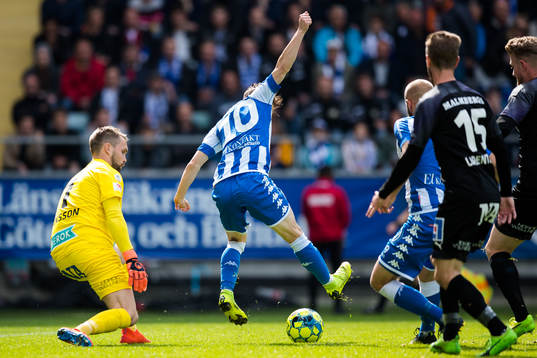 IFK Göteborgs Patrik Karlsson Lagemyr klackar bollen