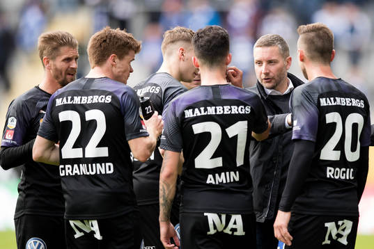 Örebros tränare Axel Kjäll pratar med sina spelare