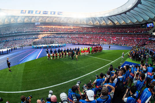 Players of Liverpool and of Tottenham at line up