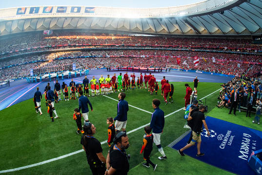 Players of Liverpool and of Tottenham enters the pitch