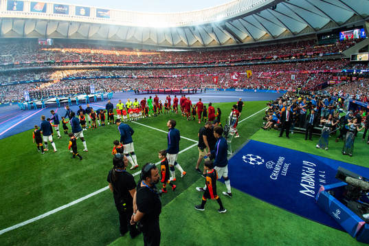 Players of Liverpool and of Tottenham enters the pitch