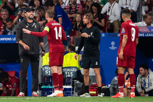 Head coach Jürgen Klopp and Jordan Hendersonof Liverpool
