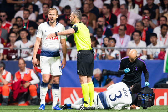 Harry Kane of Tottenham talks tio referee Damir Skomina as