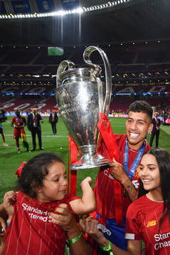 Roberto Firmino of Liverpool celebrate with the trophy