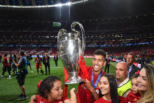 Roberto Firmino of Liverpool celebrate with the trophy