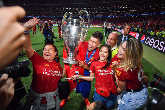 Roberto Firmino of Liverpool celebrate with the trophy