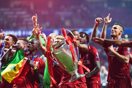 Rhian Brewster of Liverpool celebrate with the trophy