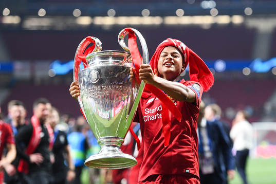 Rhian Brewster of Liverpool celebrate with the trophy