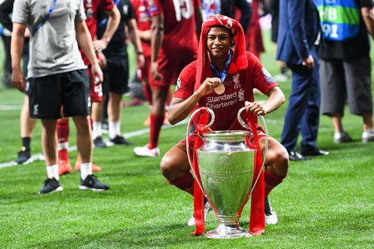 Rhian Brewster of Liverpool celebrate with the trophy