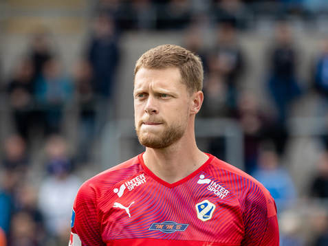 Halmstads målvakt Malkolm Nilsson innan fotbollsmatchen i
