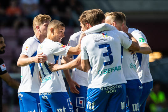 IFK Norrköpings Jordan Larsson jublar med lagkamrater
