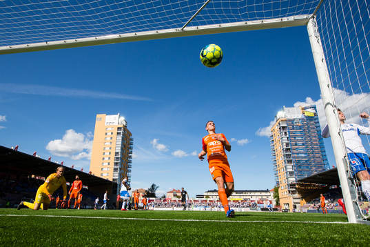 AFC Eskilstunas målvakt Ole Söderberg ser bollen gå mål