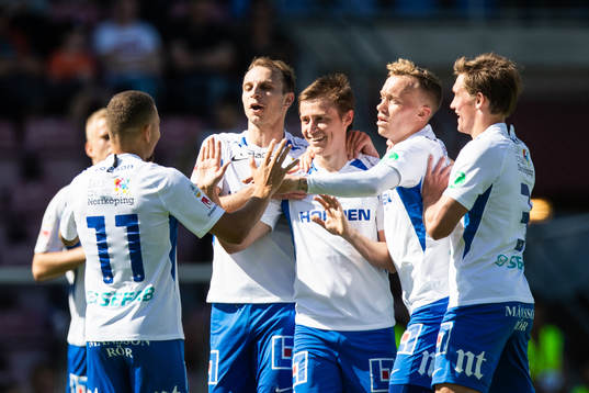 IFK Norrköpings Jordan Larsson jublar med lagkamrater