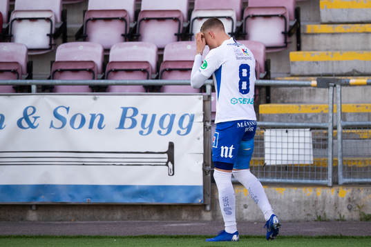 IFK Norrköpings Gudmundur Thórarinsson med lindat ben vid