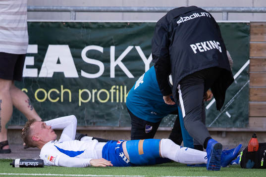 IFK Norrköpings Gudmundur Thórarinsson med lindat ben vid