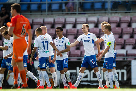 IFK Norrköpings Lars Krogh Gerson jublar med lagkamrater