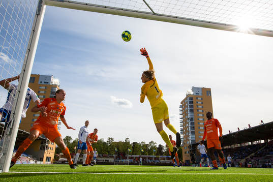 IFK Norrköpings Lars Krogh Gerson (ej i bild) gör 0-2 på